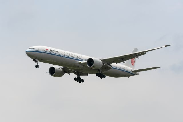 BOEING 777-300ER (B-2046)