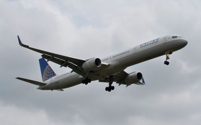 BOEING 757-300 (N57852)
