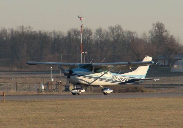 Cessna Skylane (N4022T) - Landing rwy 27 on 1/5/12...