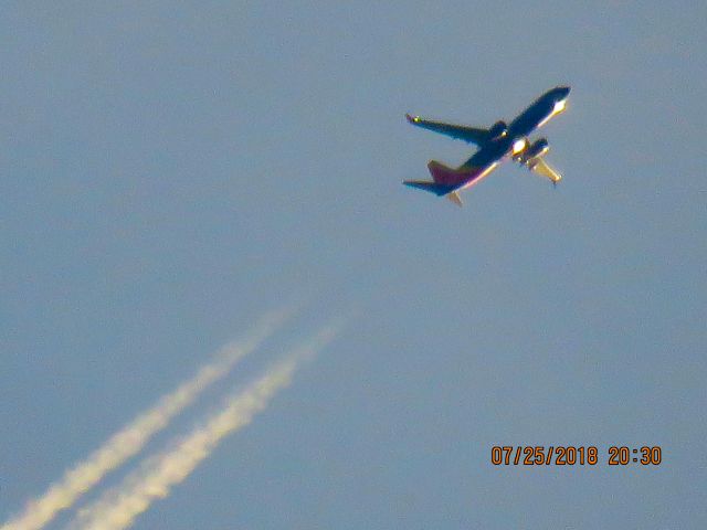 Boeing 737-800 (N8696E)