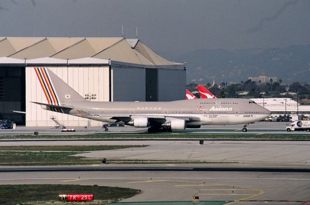 Boeing 747-400 (HL7415) - KLAX - Asiana rolling to the gate at Los Angeles after taxi back from the 24R arrival runways.