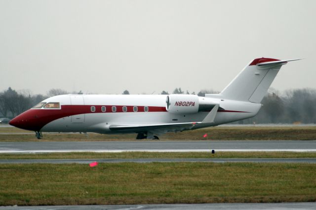 Canadair Challenger (N802PA) - Taxiing to depart rwy 19 on 5-Jan-07.  Reregistered N528LJ 24-Jul-10 then N1219L 10-May-13. 