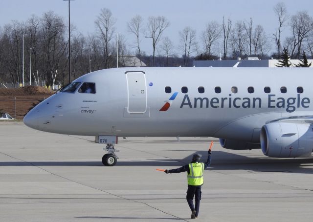 Embraer 170/175 (N270NN)