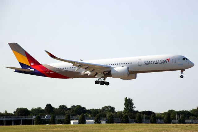 Airbus A350-900 (HL8361) - On short finals for rwy 09L on 23-Jul-19 operating flight AAR521 from RKSI.