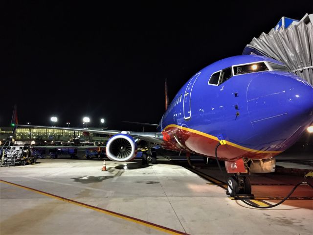 Boeing 737-800 (N8646B) - Camera ready before the last flight of the day