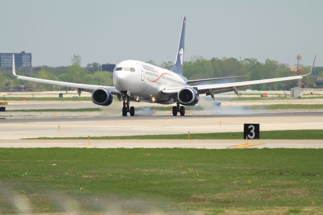 Boeing 737-800 (N950AM)