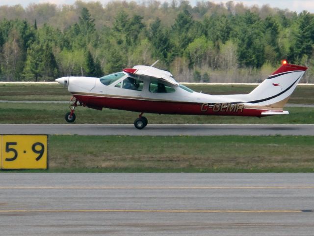 Cessna Cardinal (C-GEMR) - Take off runway 27.