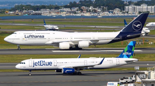 BOEING 747-8 (D-ABYA) - JBU and DLH taxiing side by side 