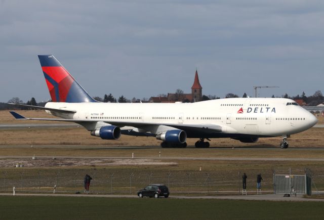 Boeing 747-400 (N675NW) - Spotters at work