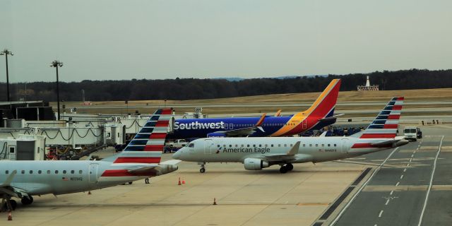 Embraer 175 (N440YX) - 12/9/21 AE E175 pulls in to the gate