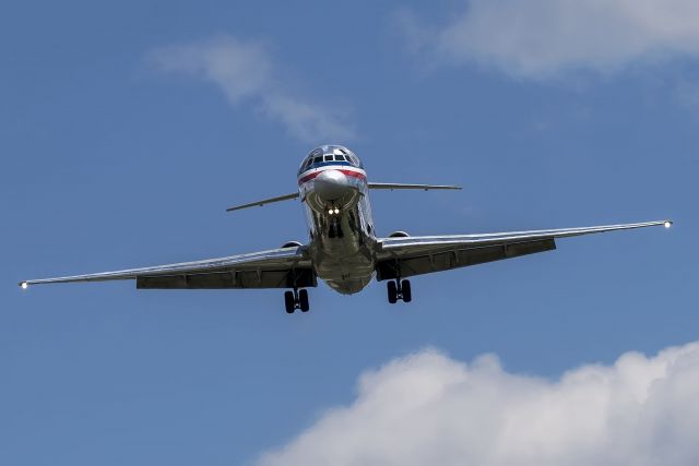 McDonnell Douglas MD-80 —