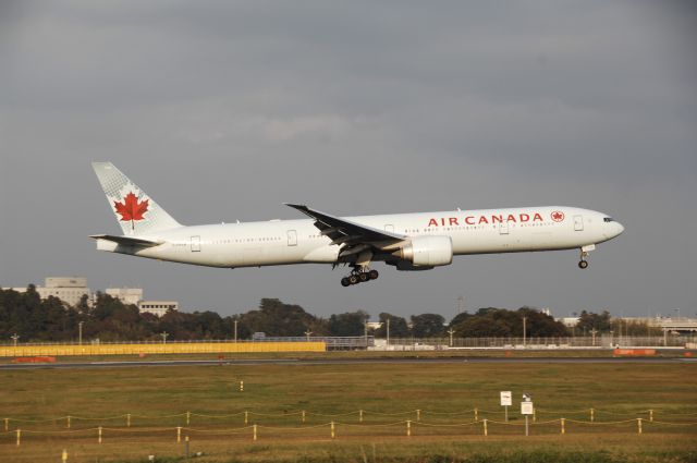 BOEING 777-300 (C-FRAM) - Landing at NRT Airport Runway 16R on 2011/10/9