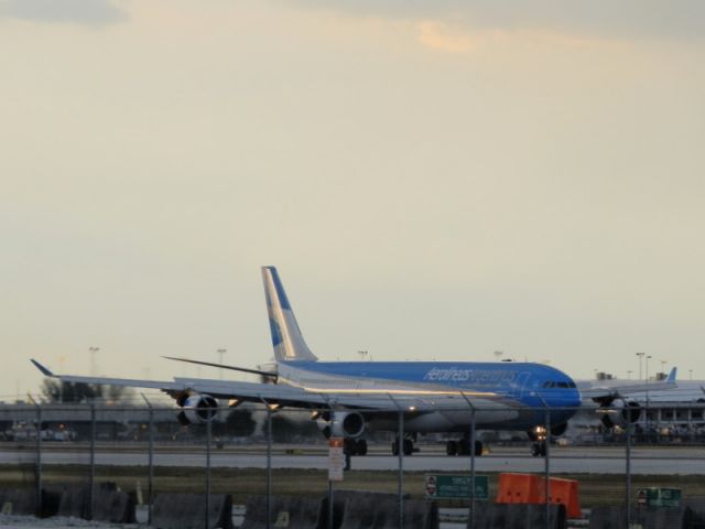 Airbus A340-300 (LV-CSD)