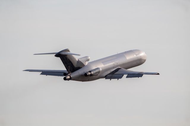 BOEING 727-200 (N726US) - JUS726 departing off 27 in some nice Michigan Golden Hour lighting down to Shreveport.