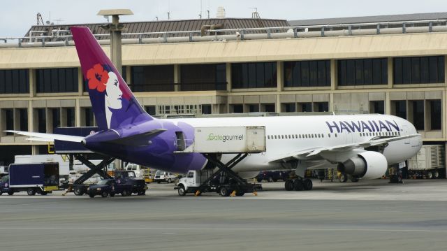 BOEING 767-300 (N583HA)