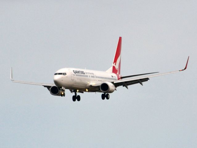 Boeing 737-800 (VH-VZU) - On short finals for runway 05. Thursday 12th July 2012.