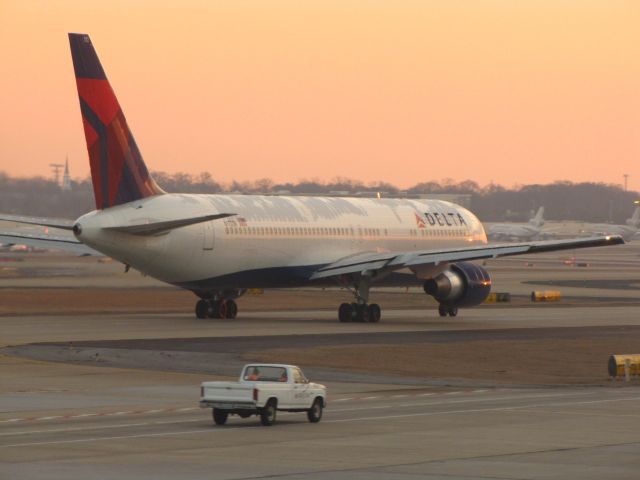 BOEING 767-300 (N172DN)