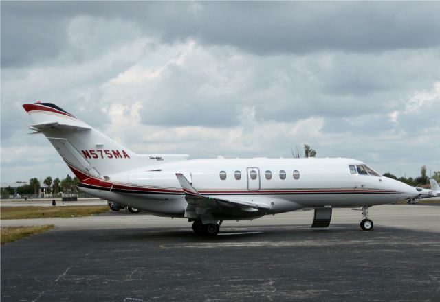 Hawker 800 (N575MA)