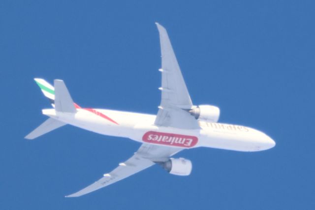 Boeing 777-200 (A6-EWK) - A6-EWK Boeing B777 21H Emirates UAE244 De Montréal YUL Vers Dubai DXB. Altitude 5789 Mètres. Vitesse 850 KM/H Survolant la ville de Lavaltrie QC. Le 20-01-2025 à 10:20