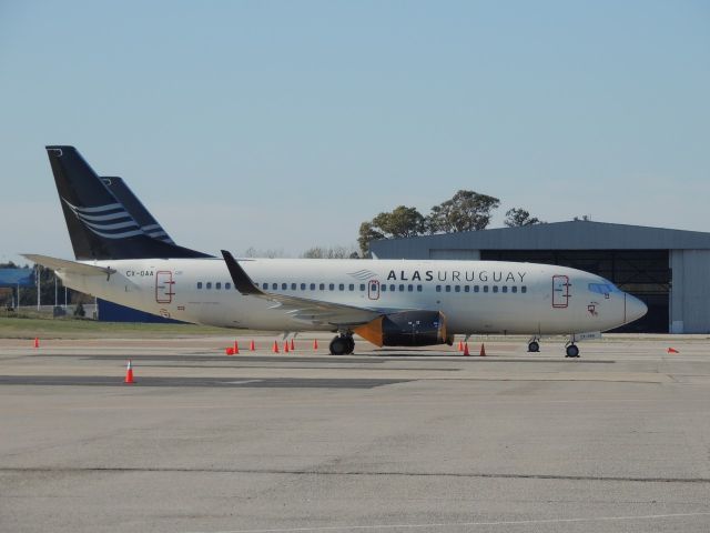 BOEING 737-300 (CX-OAA)