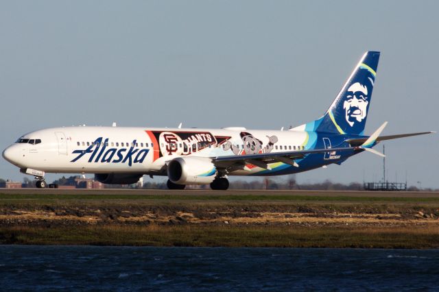 Boeing 737 MAX 9 (N936AK) - Alaska B737 MAX 9 in special San Francisco Giants livery departing BOS on 5/1/23.