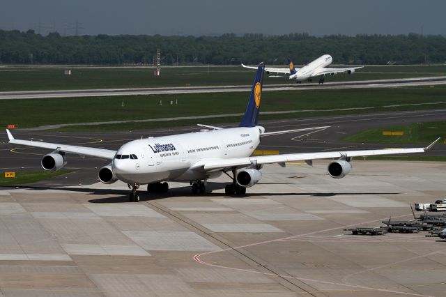 Airbus A340-300 (D-AIGV)