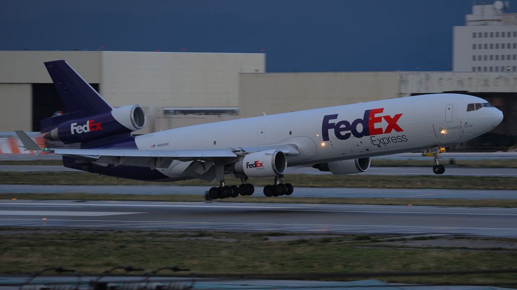 Boeing MD-11 (N606FE) - FedEx Express MD-11F arriving into LAX during reverse operations.