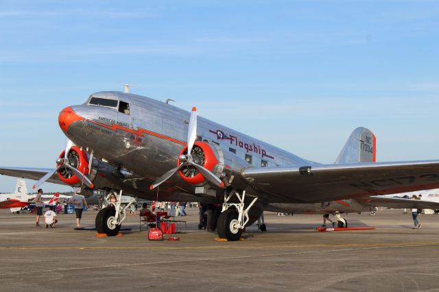 Douglas DC-3 (N17334)