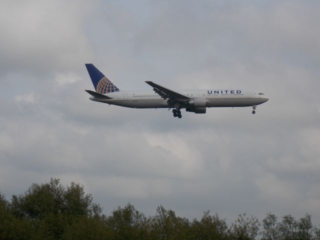 BOEING 767-300 (N647UA)