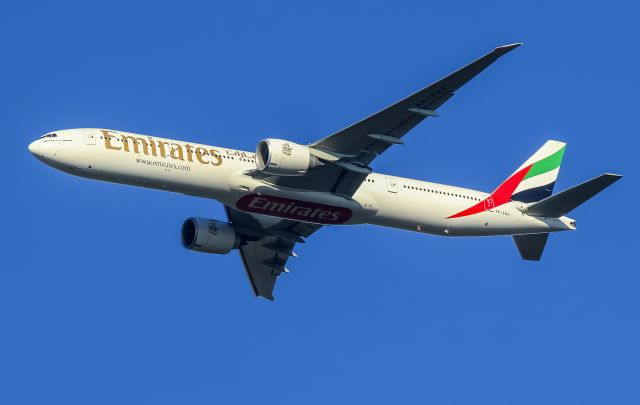 BOEING 777-300 (A6-ENV)