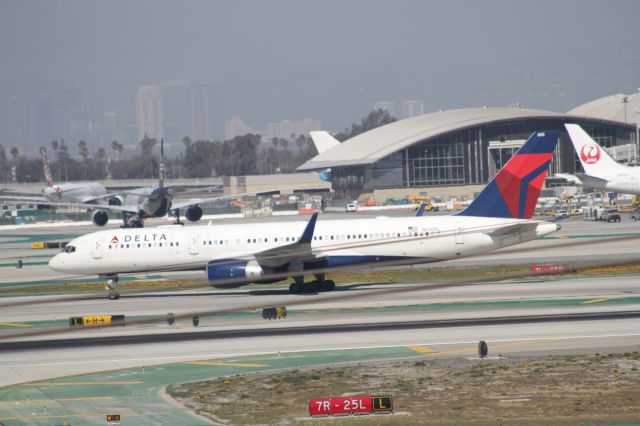 Boeing 757-200 (N690DL)