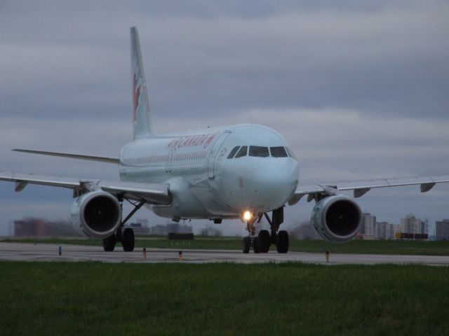 Airbus A320 (C-FTJS)