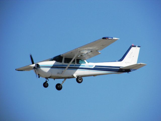 Cessna Skyhawk (N5399J) - Lamding RWY 30