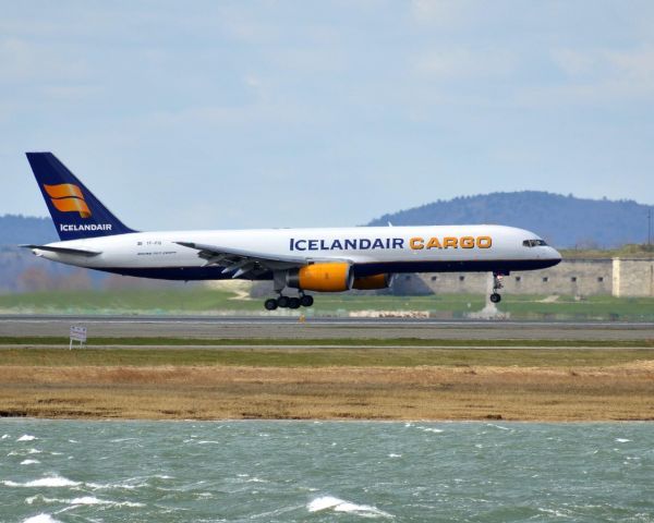 Boeing 757-200 (TF-FIG) - Icelandair cargo lands on runway 33