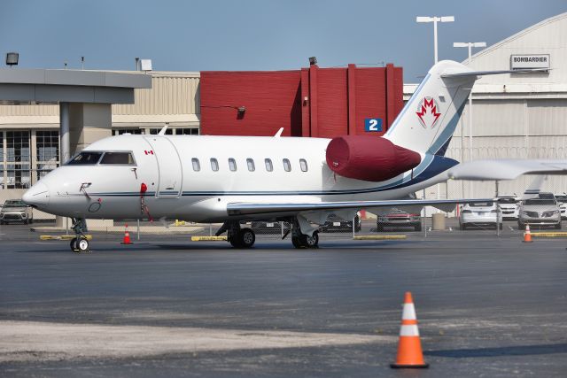 Canadair Challenger (C-GZUM)