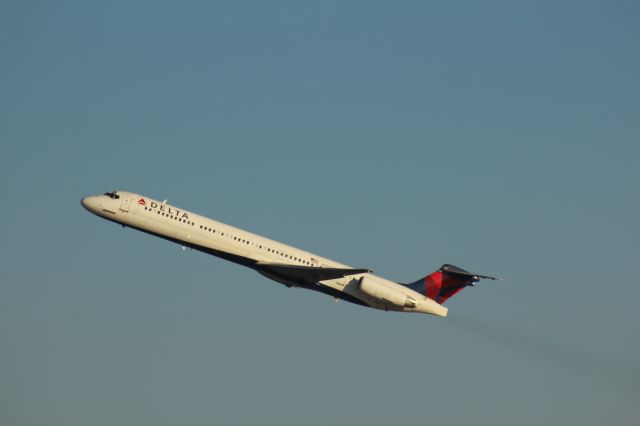 McDonnell Douglas MD-88 (N915DL) - 121013 rotating from Rwy 35L