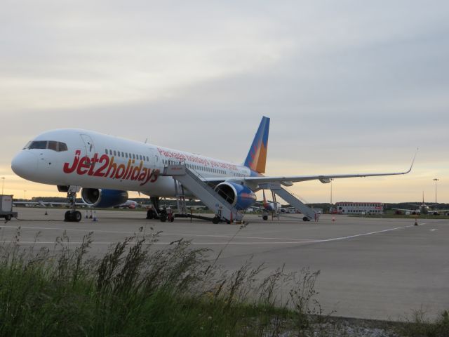 Boeing 757-200 (G-LSAE)