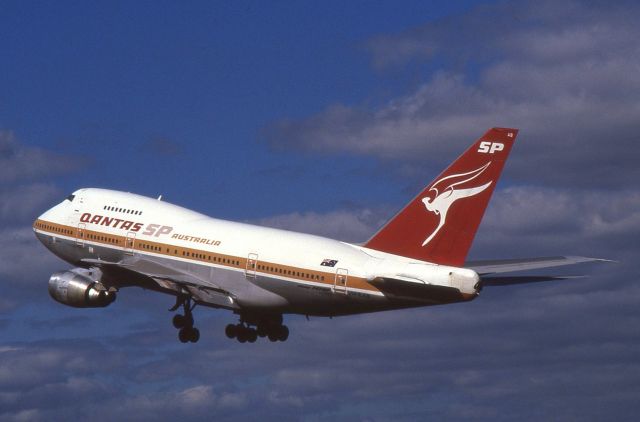 BOEING 747SP (VH-EAB) - Boeing 747-38SR VH-EAB departing Sydney Airport in 1986