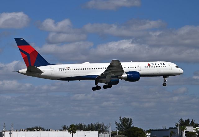 Boeing 757-200 (N683DA)