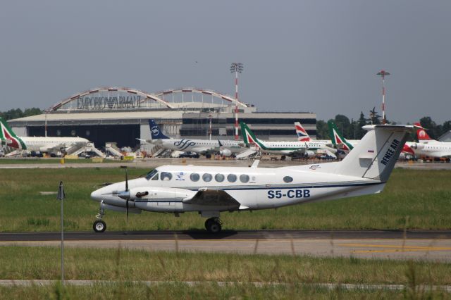 Beechcraft Super King Air 200 (S5-CBB) - TAXIING TO LINATE-ATA 28-05-16