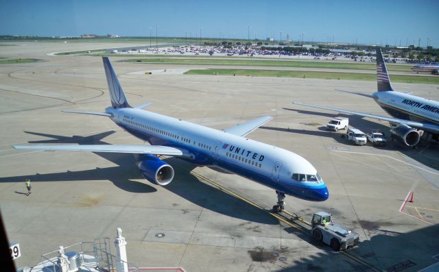 Boeing 757-200 (N564UA) - UA 757-222 N564UA at the DFW terminal B back before it was all American Eagle. August 29, 2009.