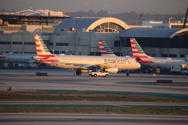 Airbus A321 (N585UW)