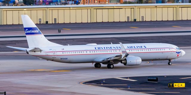 Boeing 737-900 (N75435) - A United Airlines 737-900 in Continental Airlines retro livery taxiing at PHX on 2/6/23. Taken with a Canon R7 and Tamron 70-200 G2 lens.