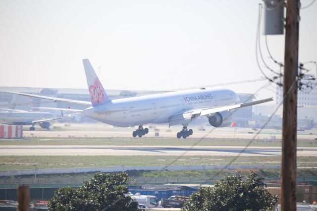 BOEING 777-300ER (B-18002)