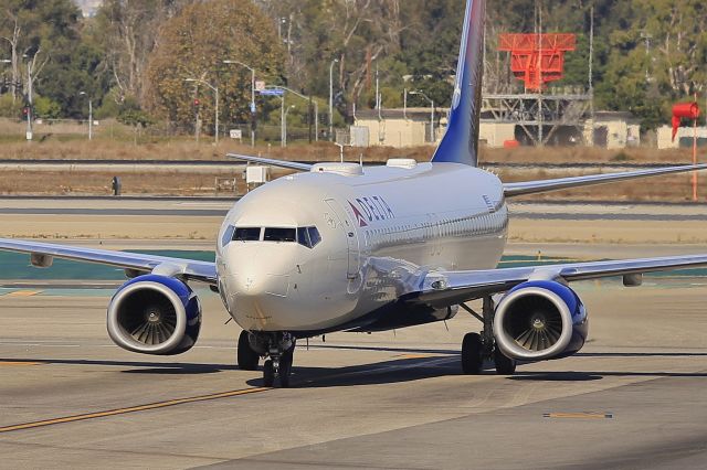 Boeing 737-800 (N3730B)