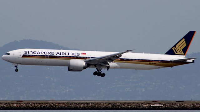 BOEING 777-300 (9V-SWP)