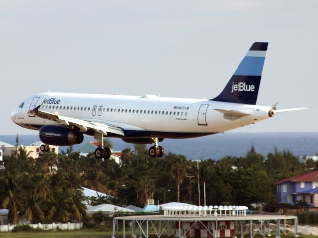 Airbus A320 (N637JB)