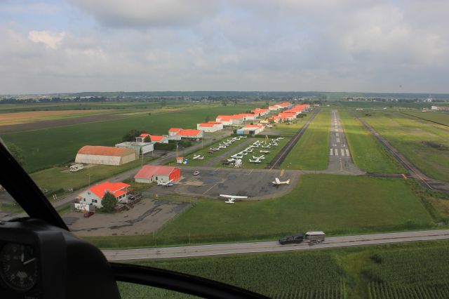 Cessna 206 Stationair (C-GVOZ) - C-GVOZ Hughes Schweizer 269 C en final piste 33 Aéroport de St-Mathieu de Beloeil CSB3 QC. 09-08-2018