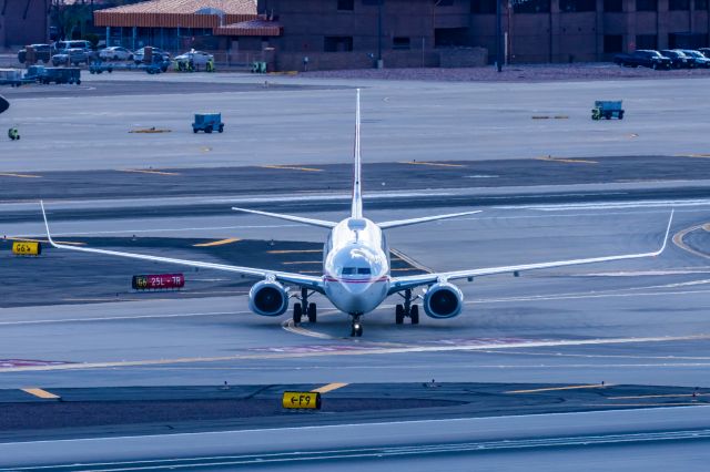 Boeing 737-800 (N915NN) - An American Airlines 737-800 in TWA retro livery taxiing at PHX on 2/28/23. Taken with a Canon R7 and Canon EF 100-400 L ii lens.