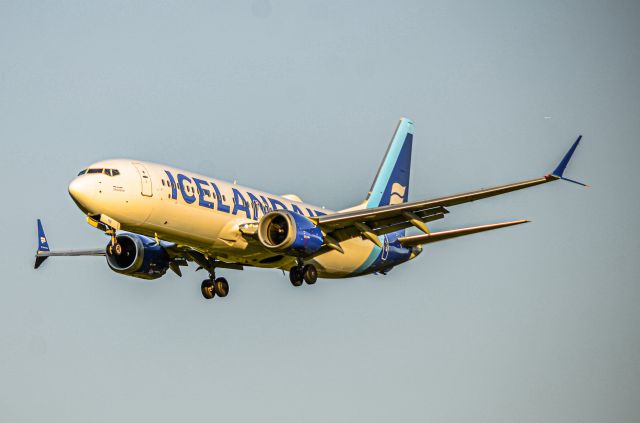 Boeing 737-700 (TF-ICE)